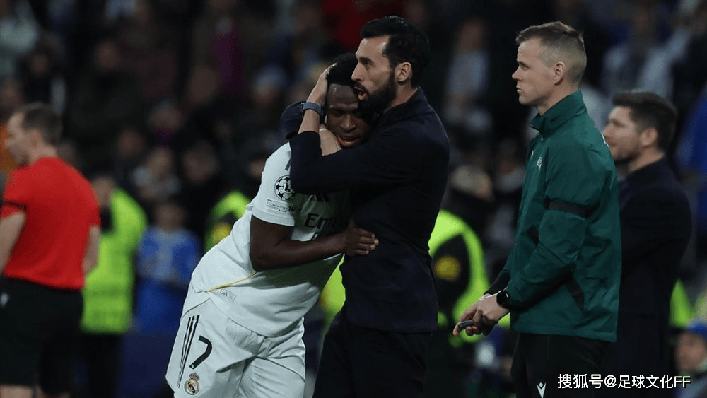 阿尔韦洛亚在伯纳乌嘘声后力挺维尼修斯